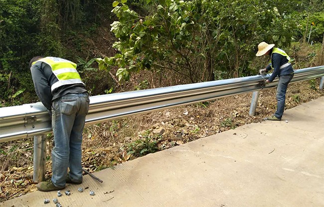江苏高速公路护栏的定期维护与保养