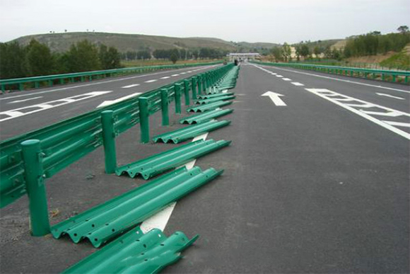 江苏波形护栏的维护与管理确保道路安全的关键步骤