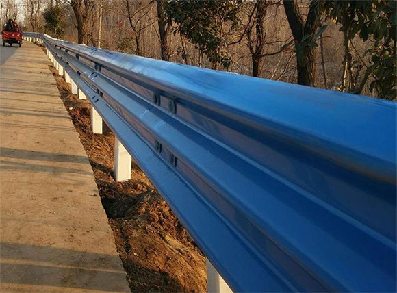 江苏公路波形护栏板的优点